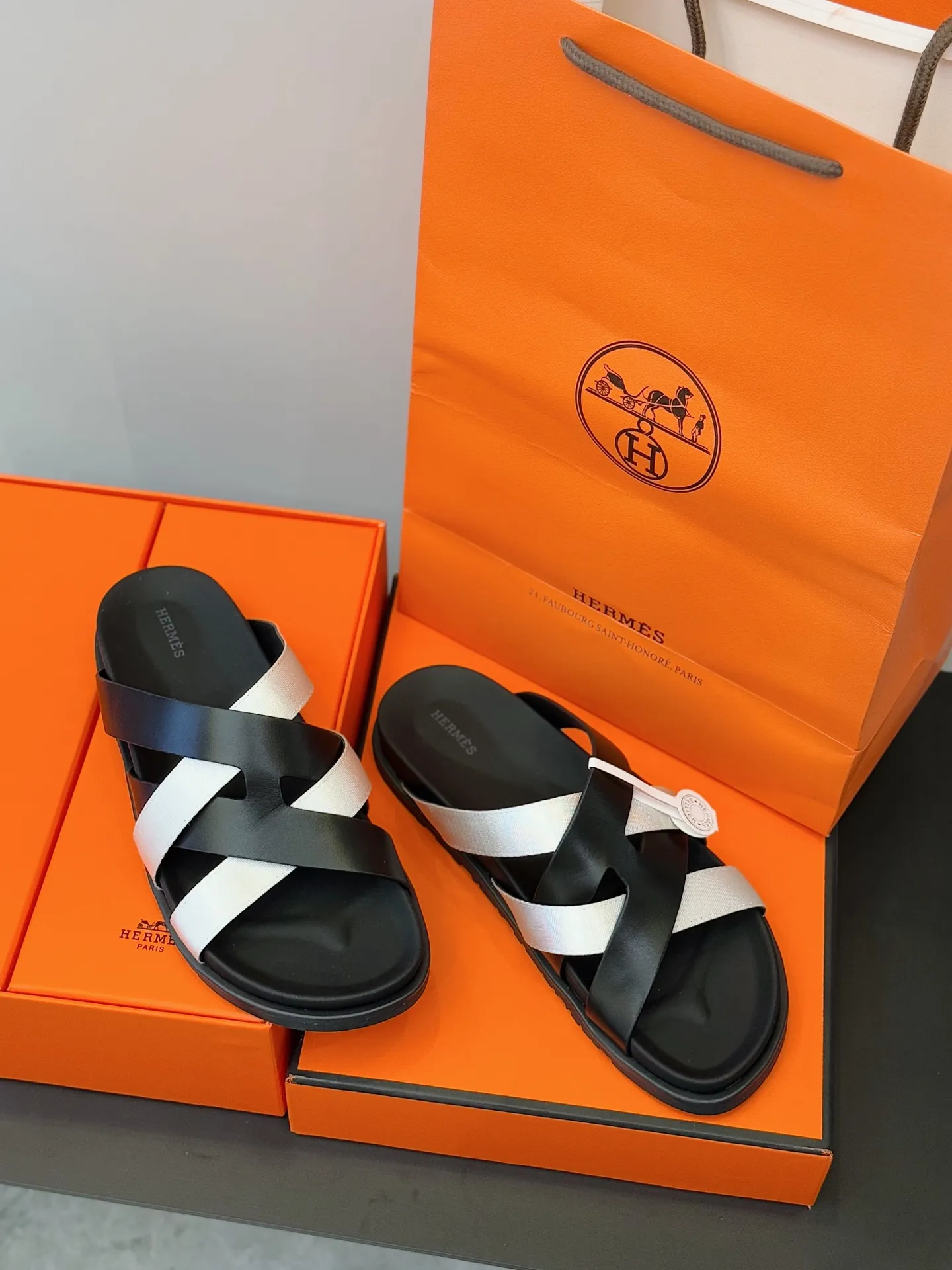 p300💰Men's Shoes Hermes Men's Kazimir Slippers - Top quality woven calfskin functional sandals with an intertwined upper inspired by the "H" iconic pattern to create a casual look, perfect for summer. Imported cowhide + cowhide lining + rubber outsole Size: 39-44 (customized at 38.45.46)